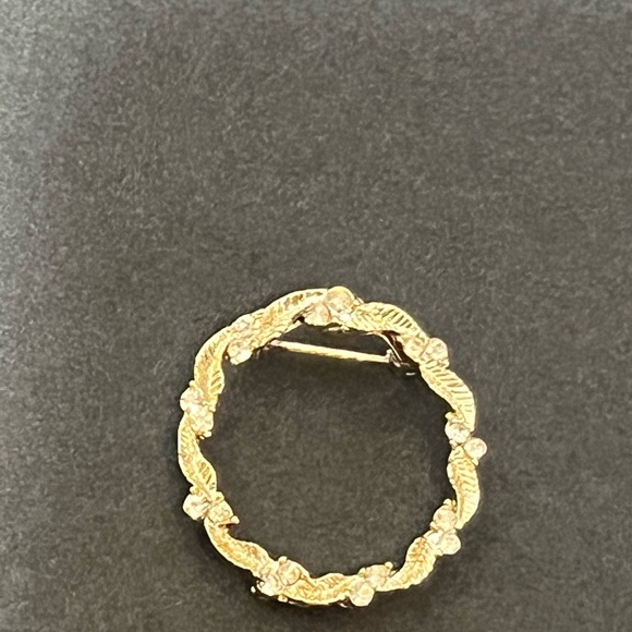 Gerry's Brooch Vintage Leaf Rhinestone Wreath Gold Tone 1 3/8" Jewelry Pin - Picture 7 of 8